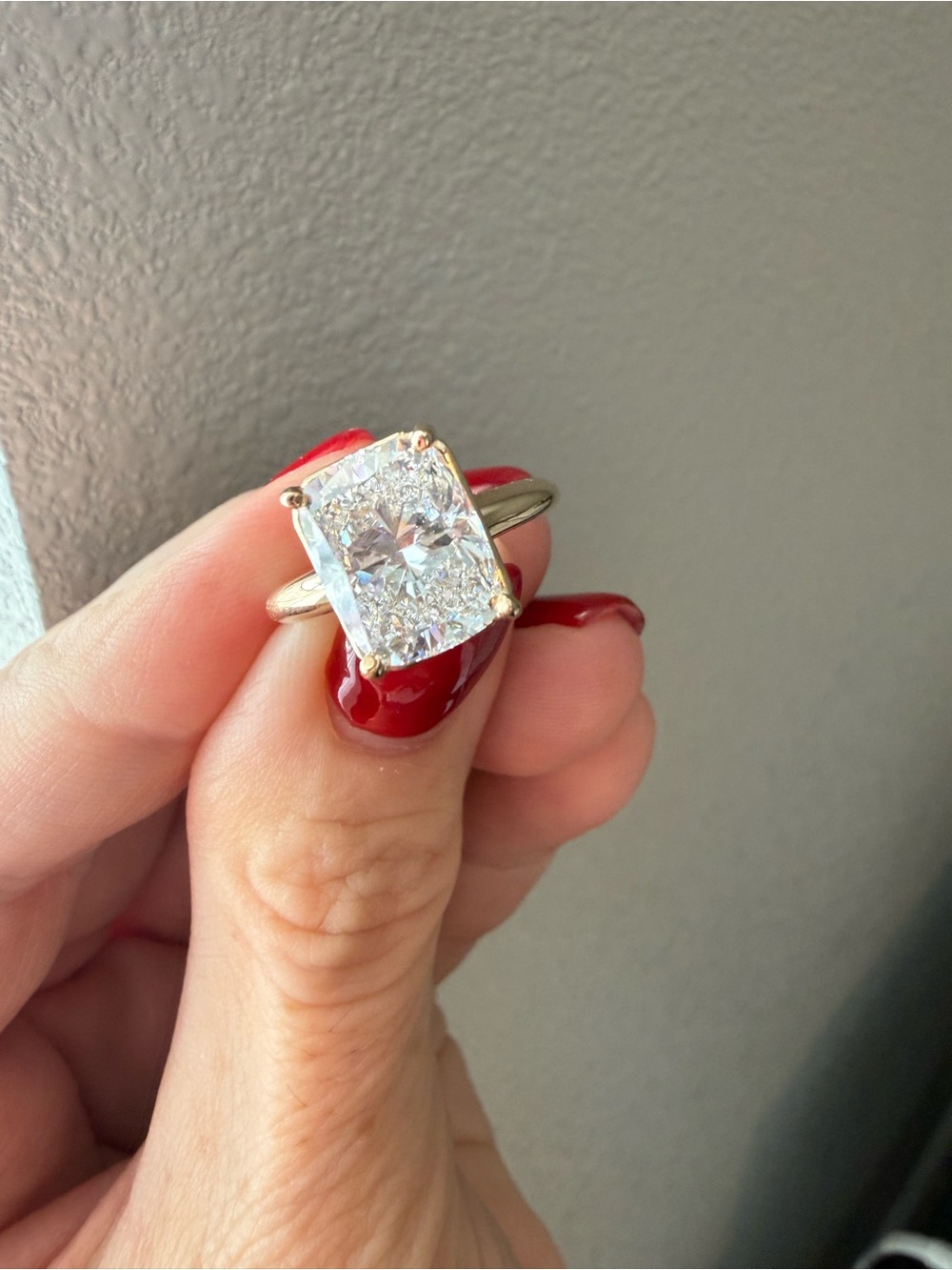 New diamond engagement ring solitaire